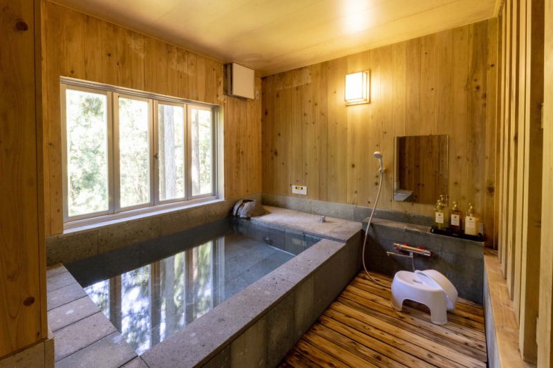  貸切風呂「紫水」の利用は1グループ3300円（要予約）