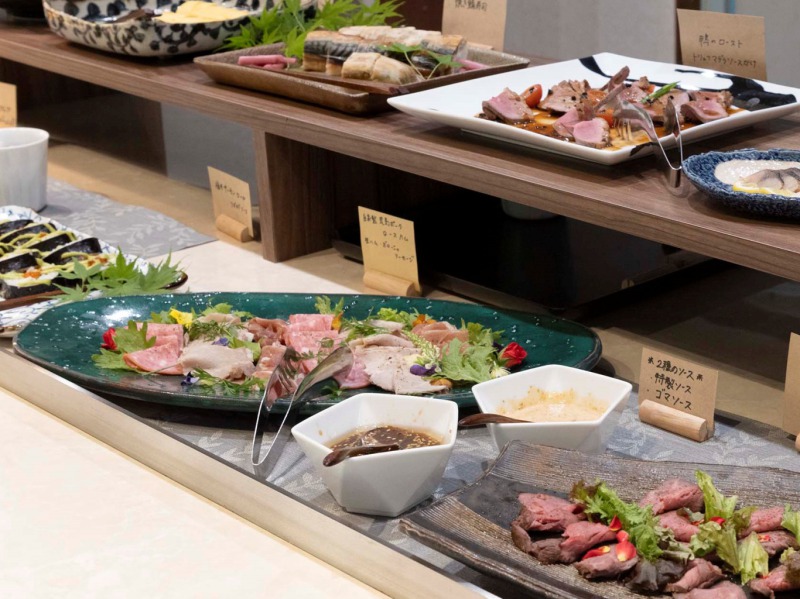 ランチビュッフェ（90分間）は大人1名4500円。テラス席はペット同伴OK