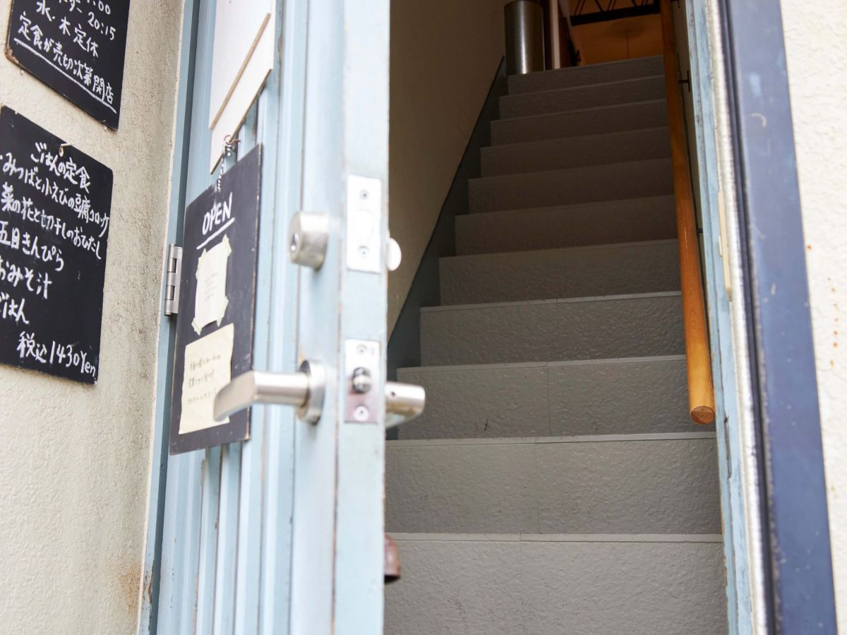 扉を開くと…目の前にすぐ階段が！そのまま2階へどうぞ！ 