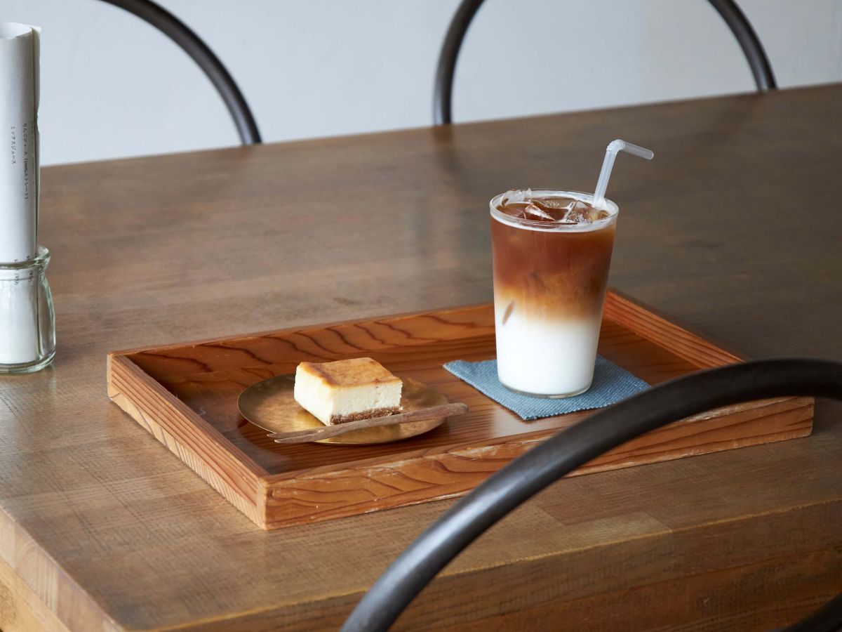 「チーズケーキ」495円 、「カフェ・オレ（ice）」550円 ※ケーキとドリンクを一緒に注文すると割引あり