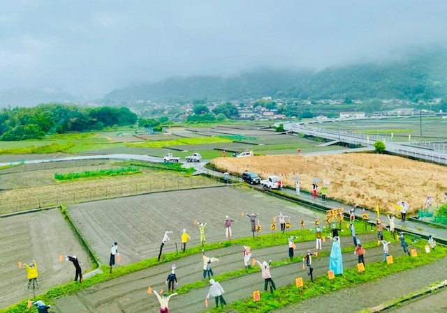 各駅でのおもてなしや車窓から手を振ってくれる地元の人たちとの触れ合いもほっこりします