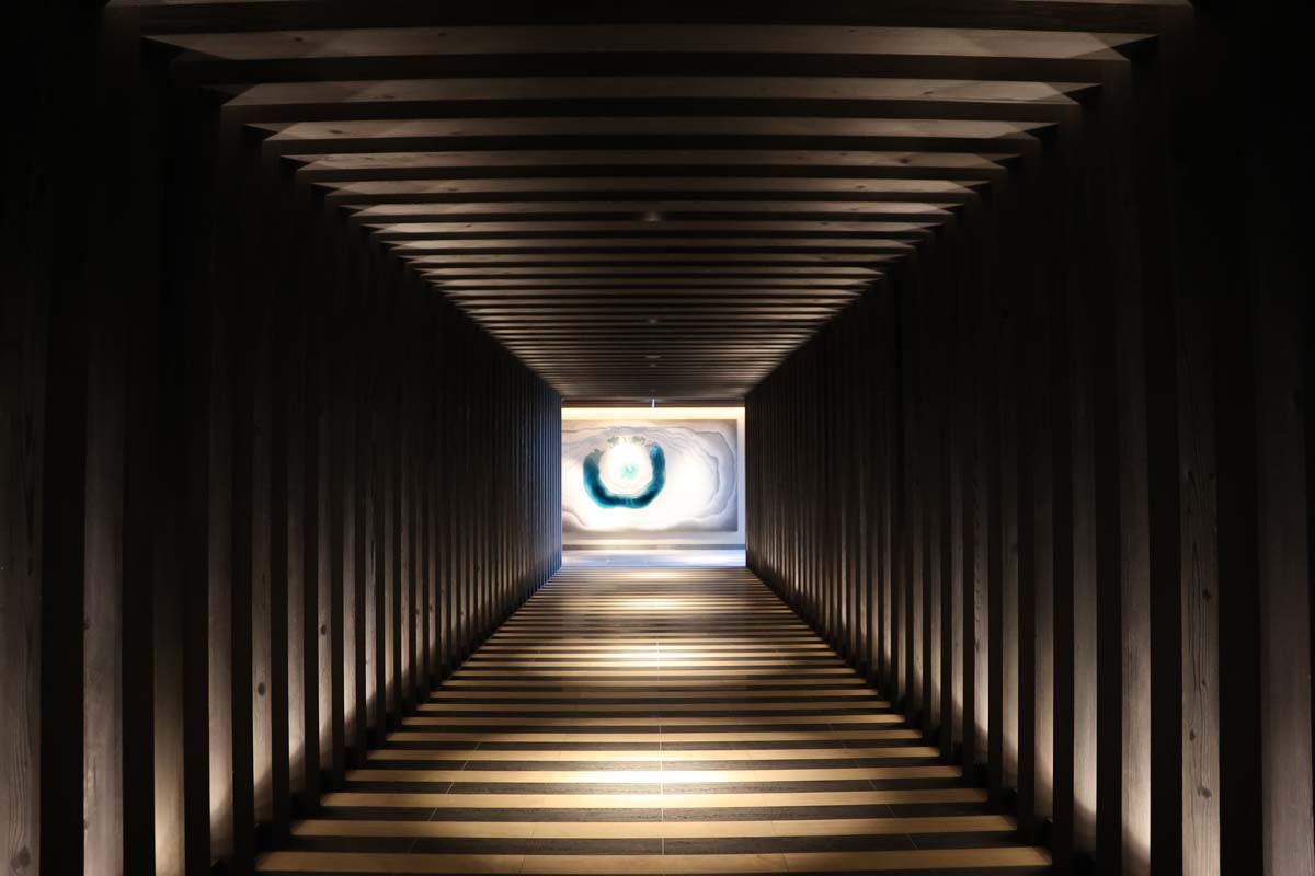 エントランスからクラブラウンジへと続く廊下は別世界のよう