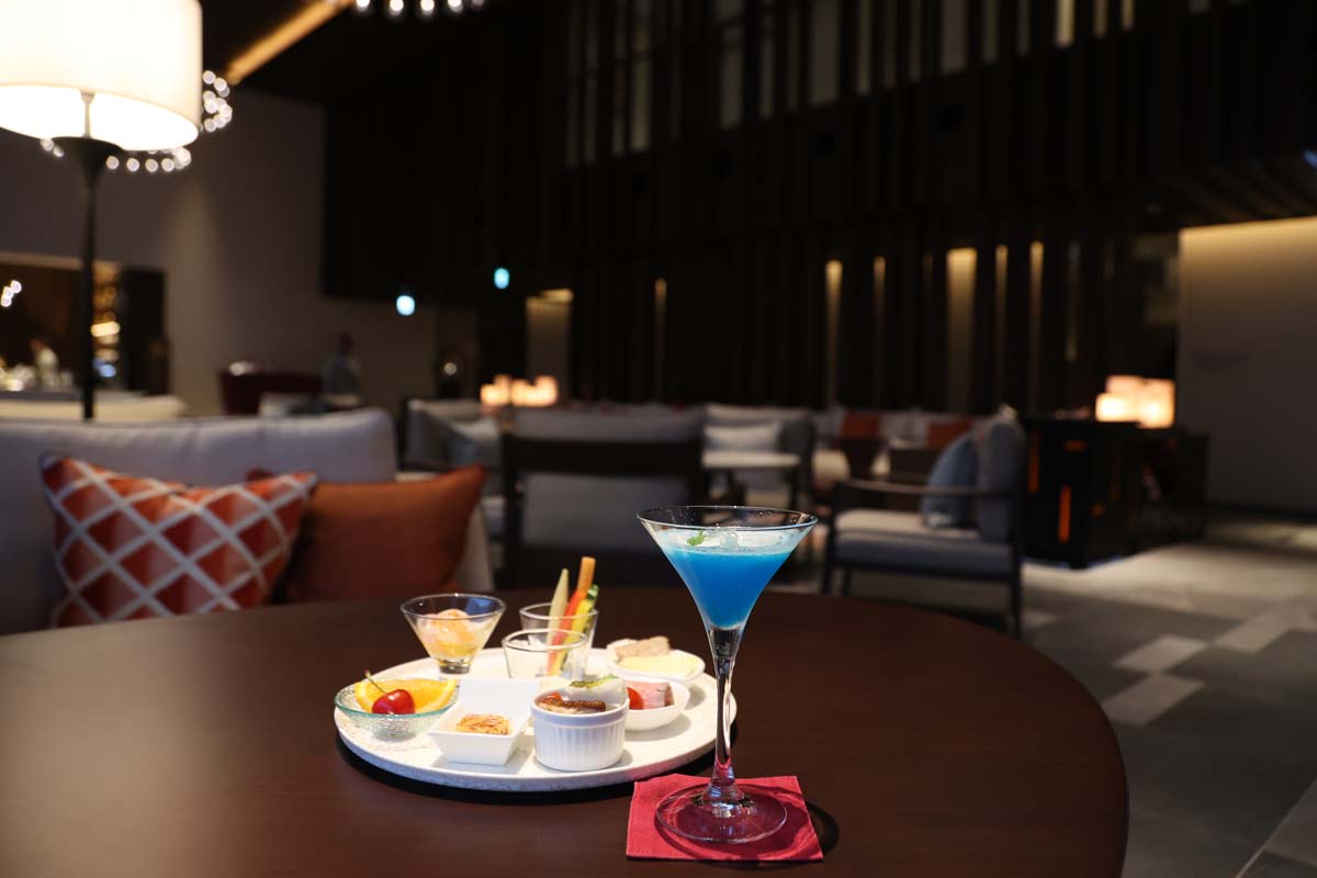 イブニングカクテル（17～19時）の利用は12歳以上から。大人な雰囲気が漂う社交場のよう