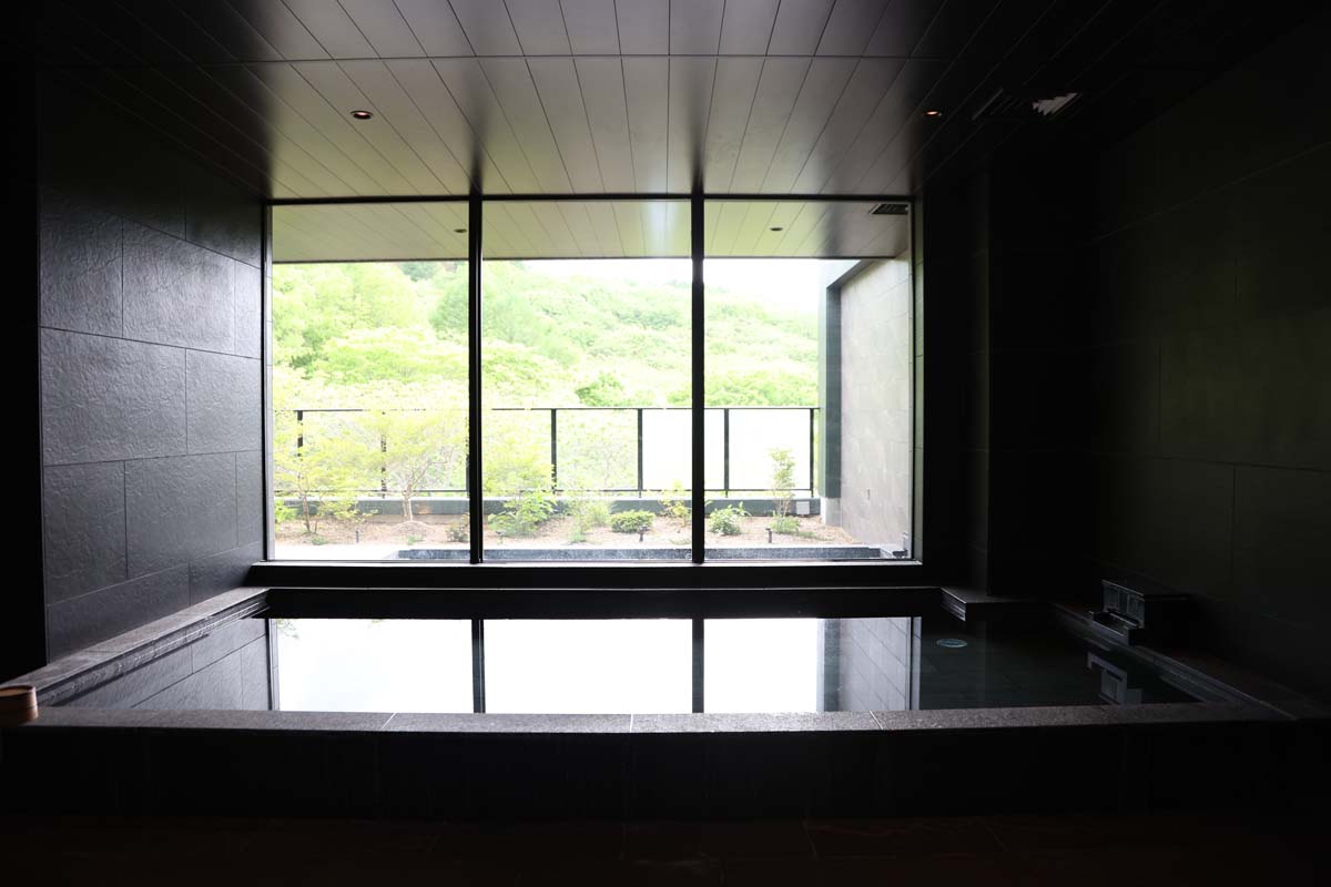 岩風呂の大浴場。奥に見えるのは露天風呂