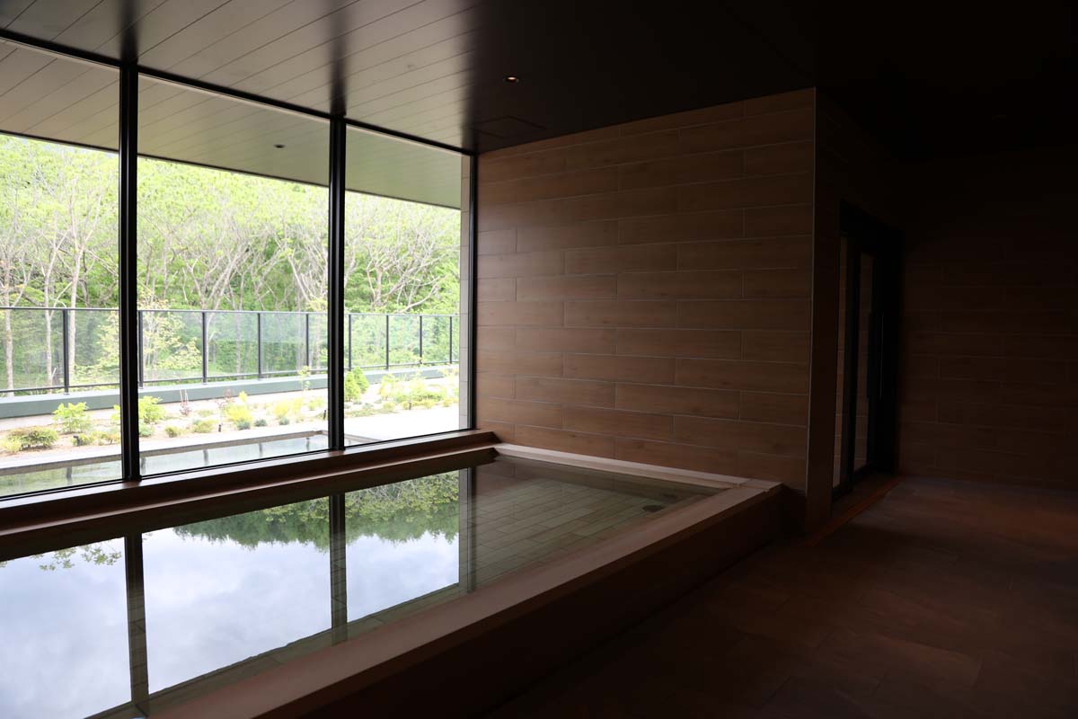 檜風呂は檜の香りに包まれながら温浴みを楽しめる