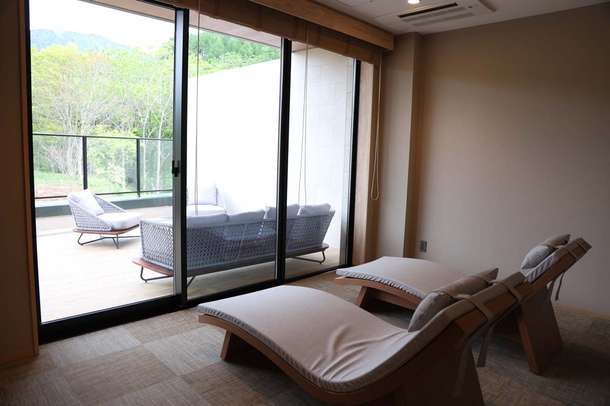 檜風呂にある休憩スペース