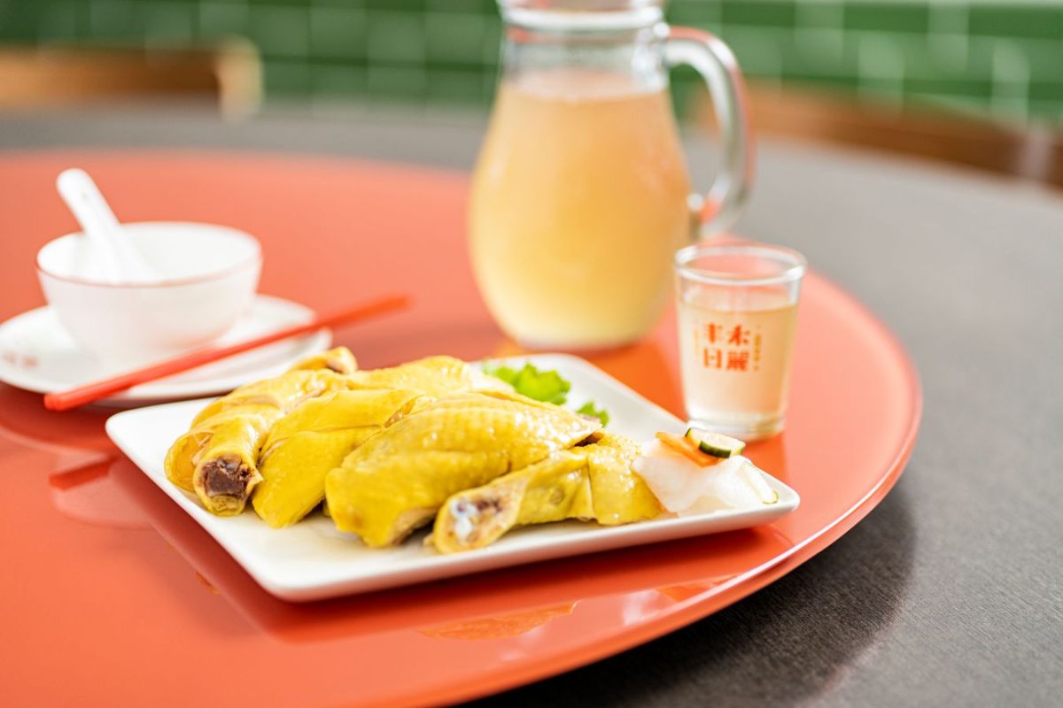 「丰禾起家雞」NT＄550(大)。「雞」は台湾語で「家」と同じ発音であることから、鶏を食べると家庭円満・事業繁栄に繋がるといわれ、家族・親戚の会食には欠かせない料理なんだそう。