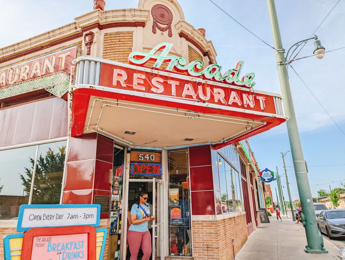 「ザ アーケード ダイナー」のレトロな外観