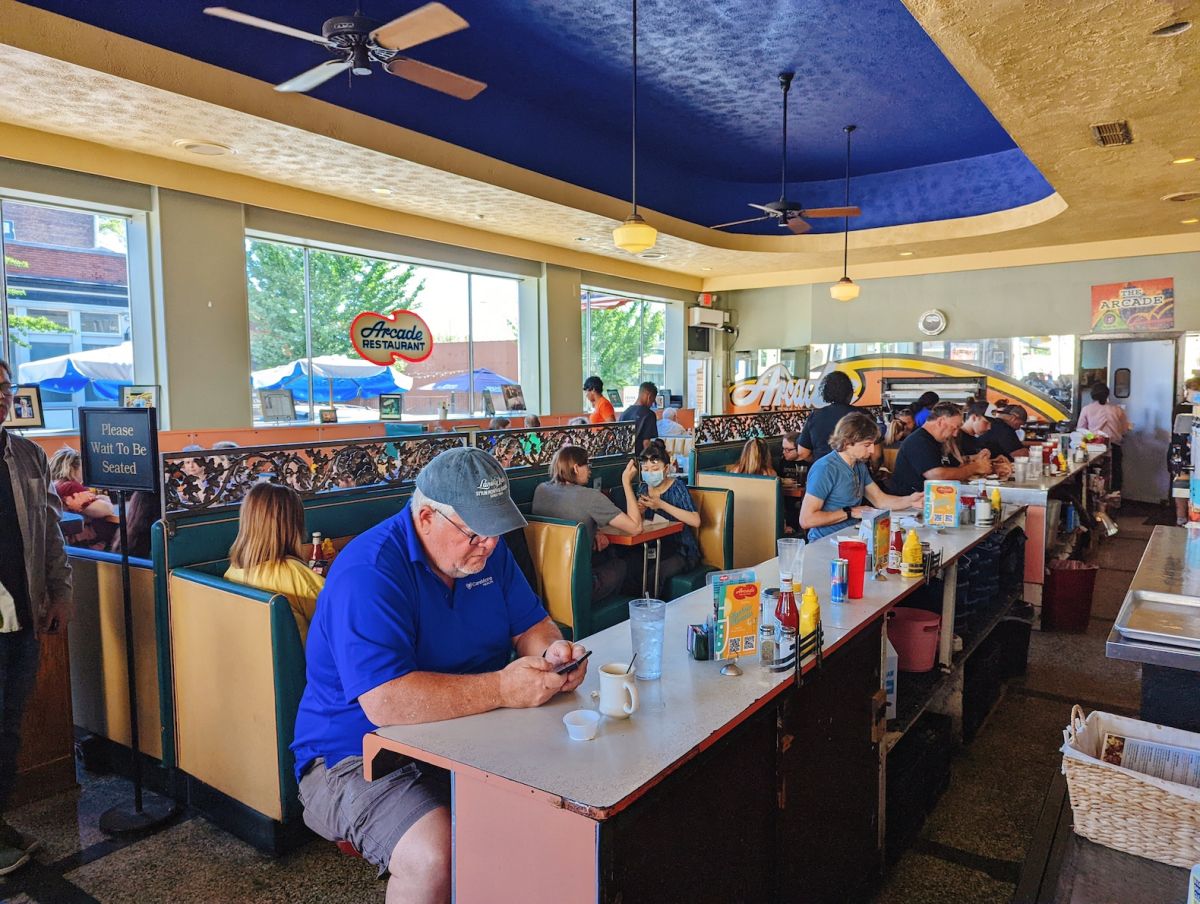 地元の人々から愛される「ザ アーケード ダイナー」