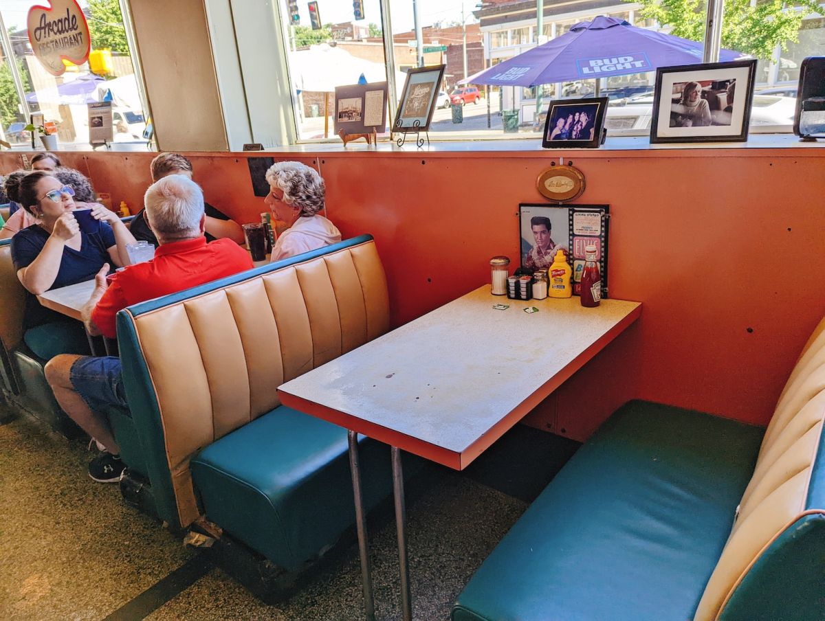 エルヴィスお気に入りのソファ席