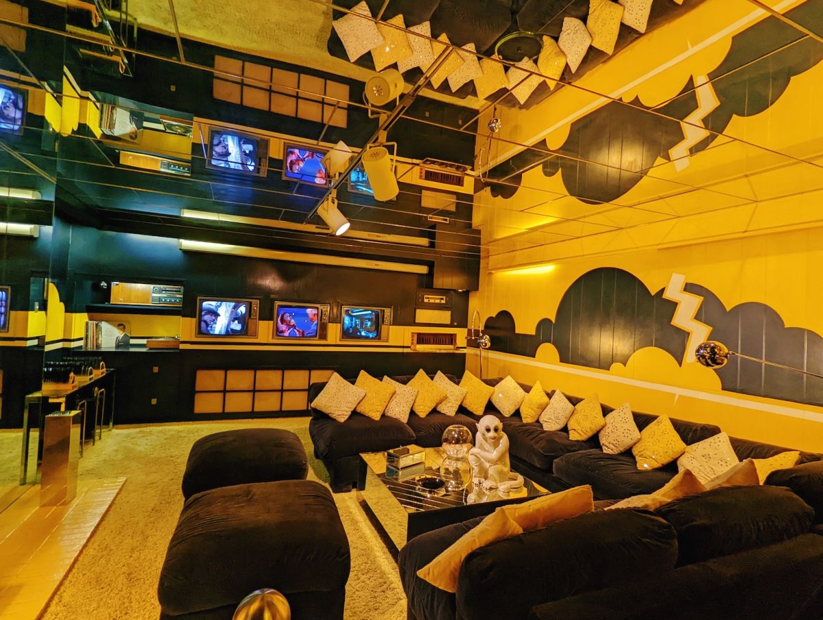 TVルーム。スポンサー契約していたメーカーの当時の最新家電がズラリ