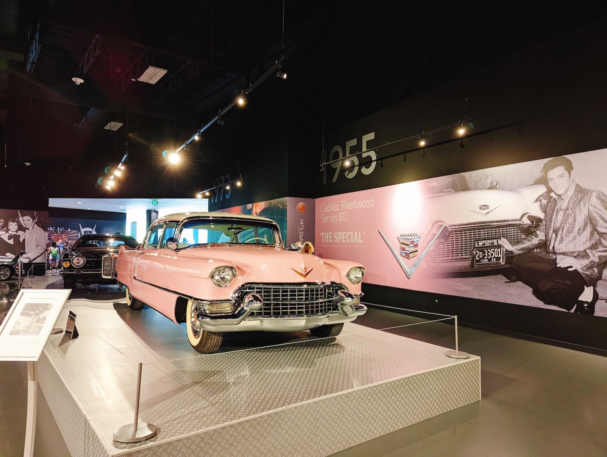 エルヴィスといえばピンクのキャデラック！