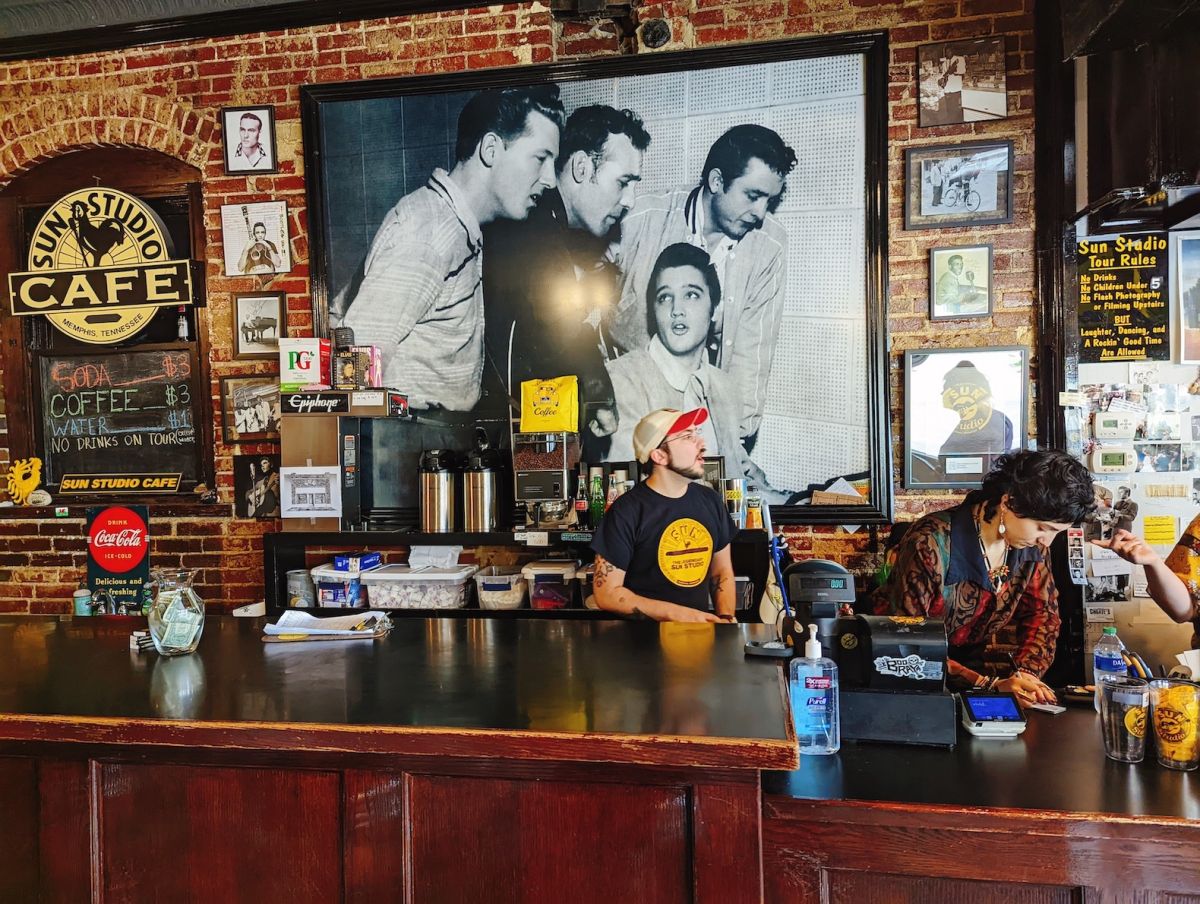 エルヴィスをはじめとしたロック界のレジェンドたちの資料を展示