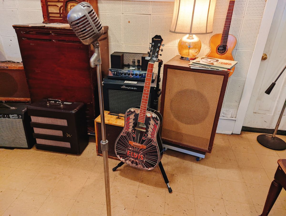 エルヴィスが実際に使用していたスタンドマイクと、映画『エルヴィス』の撮影で使われたギター