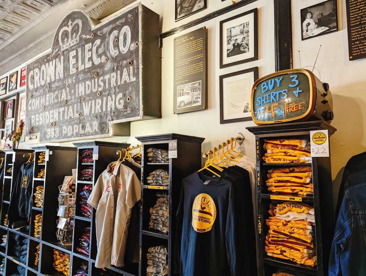 「オリジナルTシャツ」＄22など