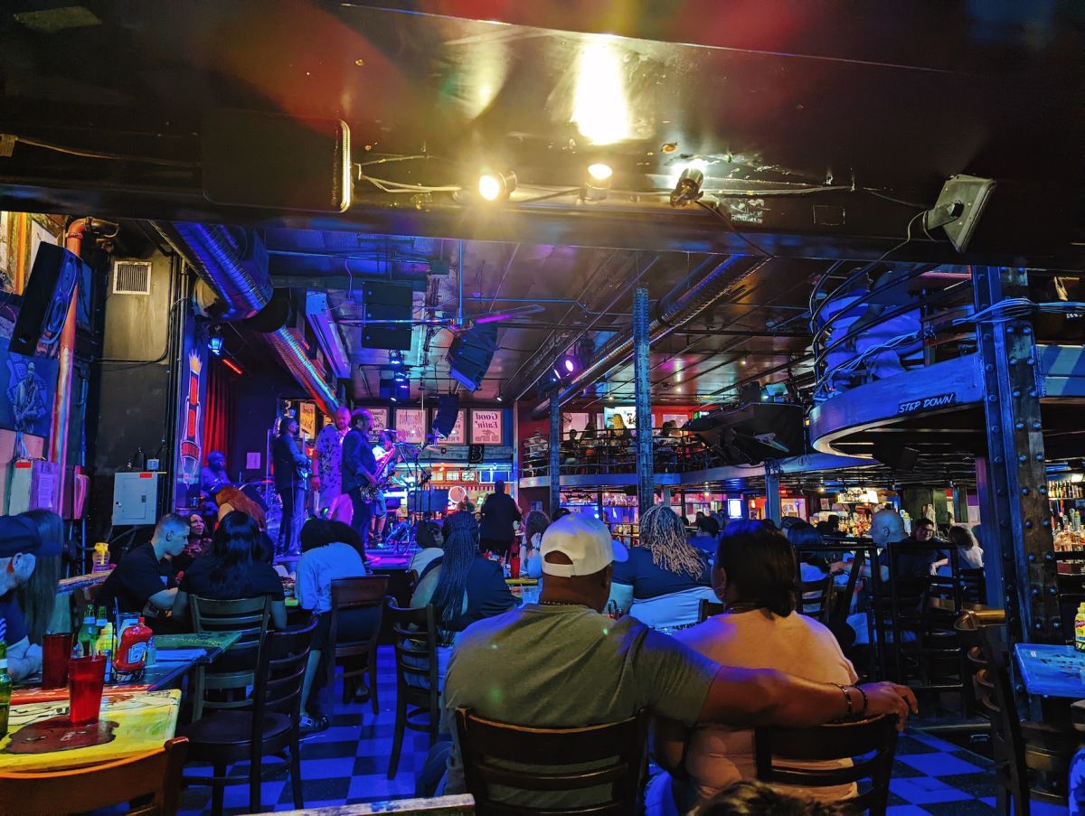 1階から2階までほぼ満席の店内