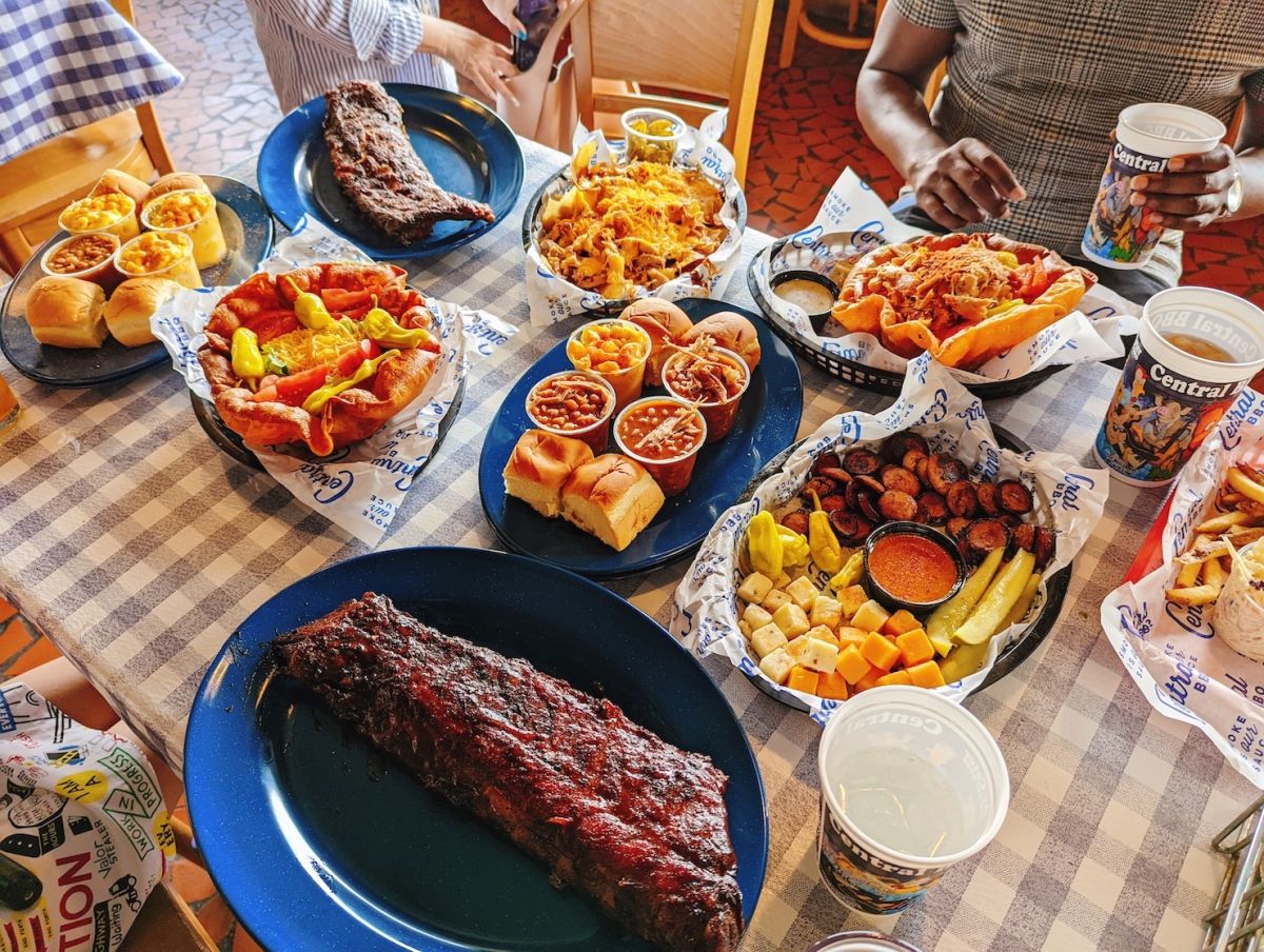 「Full Slab of Ribs」＄32.50ドル（写真手前）