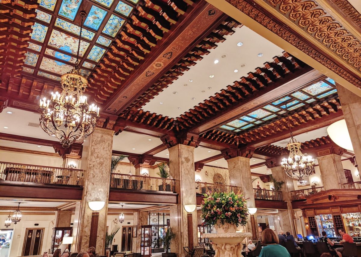 圧倒されてしまう重厚感のある内装