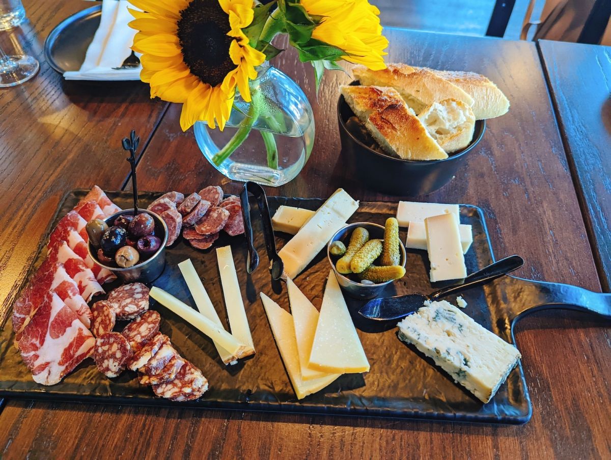 「5チーズ＋3シャルキュトリー」＄49（チーズは日によって異なる）