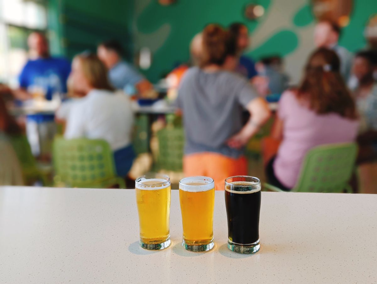 「COFFEE MILK STOUT」＄3（左）、「TINT BOMB」＄2（真ん中）「ANANDA」＄3（右）（いずれもミニグラスの金額）