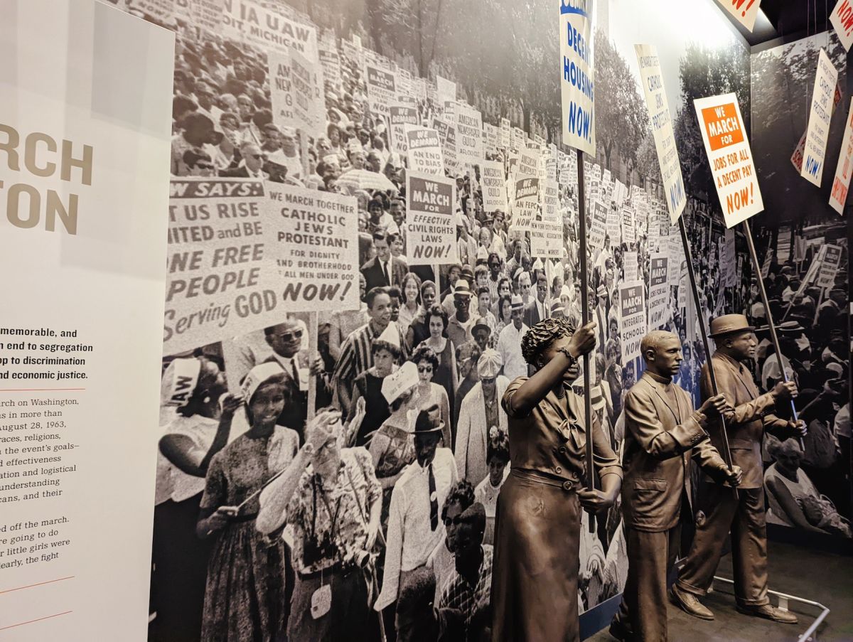 労働環境改善の要求をするデモの様子を再現した展示