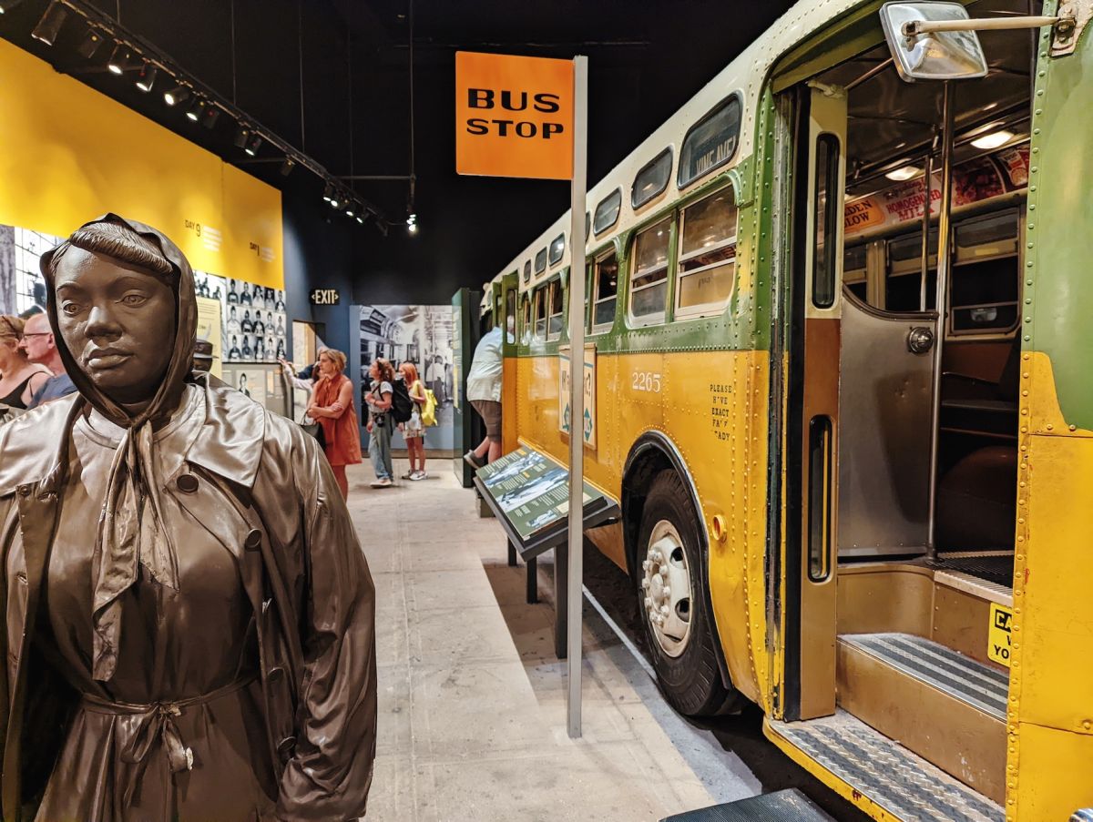かつて公共交通機関で行われていた差別を伝えるビンテージバスの展示