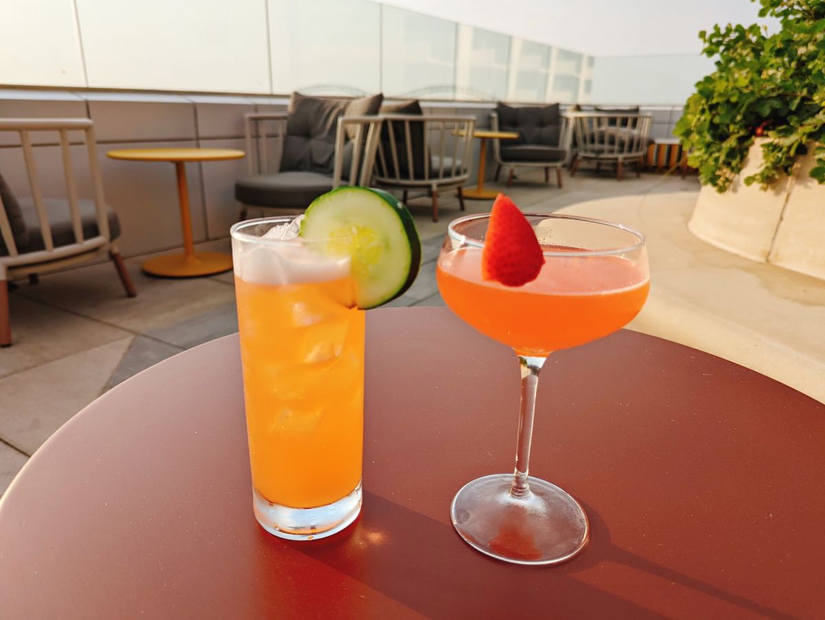 サンセットカラーの美しいカクテル「STRAWBERRY DIXIE」＄16、「DOWN SOUTH SHUFFLE」＄14