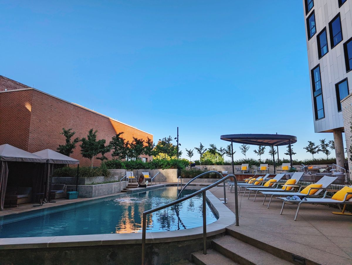 館内プールで夕涼み