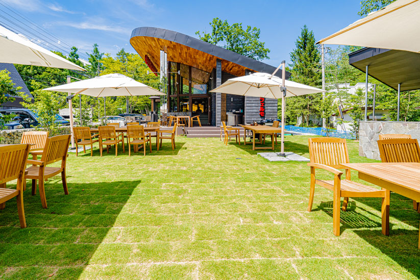 芝生を敷いたテラス席は仲間同士のプライベートな時間が満喫できるように隣席との間隔を広めに配置