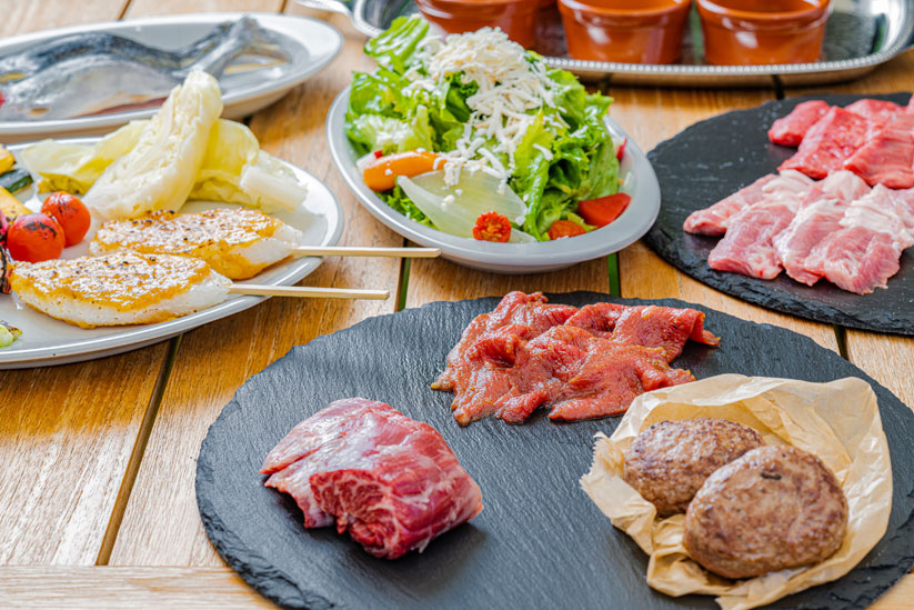 食材には白馬産の朝採れ岩魚（要予約・800円）や信州味噌ダレの五平餅（600円）など長野県ならではの顔ぶれもそろいます