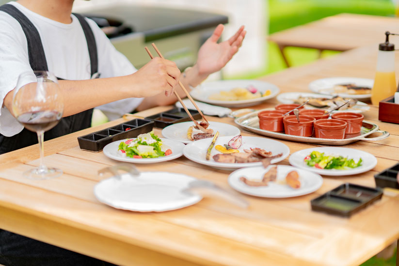 焼き野菜は一旦グリルし、温めればすぐに食べられる状態で提供。6種類の自家製ソースにディップして召し上がれ