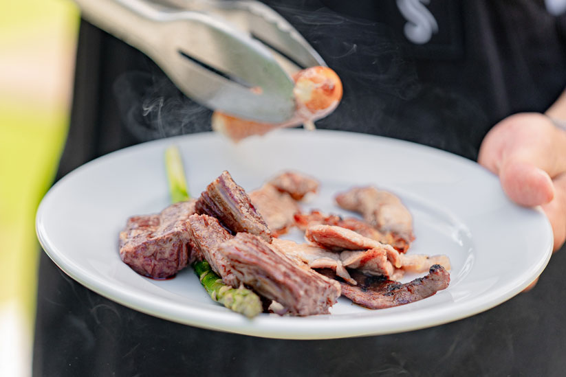 Recommend（1セット6,600円）では、和牛ロースや信州地鶏 真田丸、幻豚肩ロース、自家製ソーセージなどが楽しめます