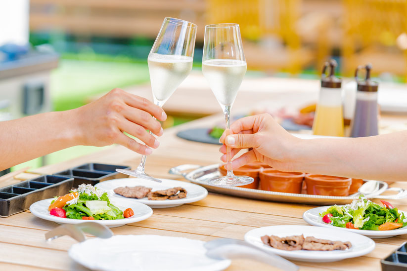 乾杯にはイタリア産スパークリングワイン･ラ ジャラ／プロセッコDOC スプマンテ ブリュット（ハーフボトル2,900円）をチョイス