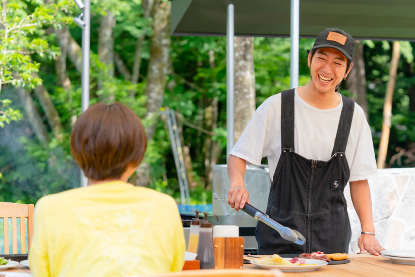 ドリンクを片手に大自然の中で楽しむBBQは開放感も充分。会話も弾みます