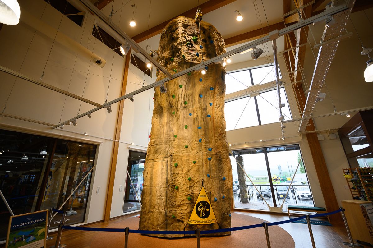 モンベル南富良野店店内のクライミングピナクル