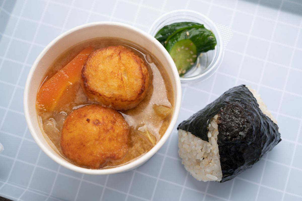 「ほしざわや 故郷店」のお味噌汁とおむすびのセット