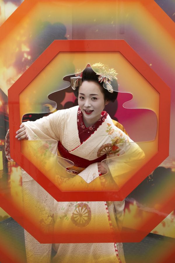 「襲撃される京都の街」をイメージしたフォトスポット／©カラー