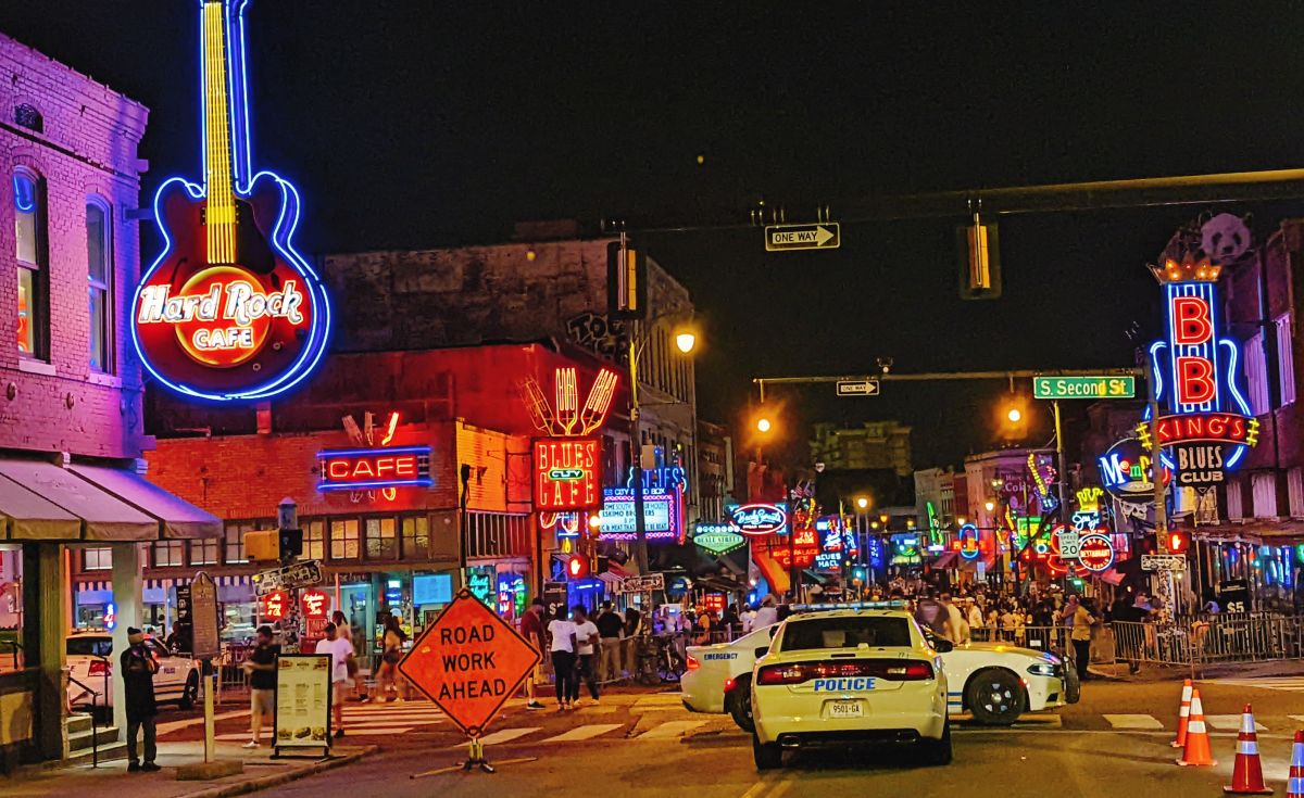 いくつものクラブや音楽バーが軒を連ねる「ビールストリート」