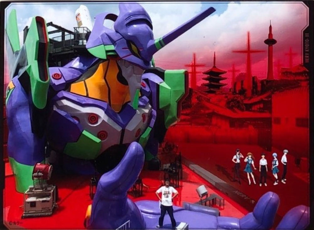 初号機の手のひらの上で写真を撮れる／©カラー