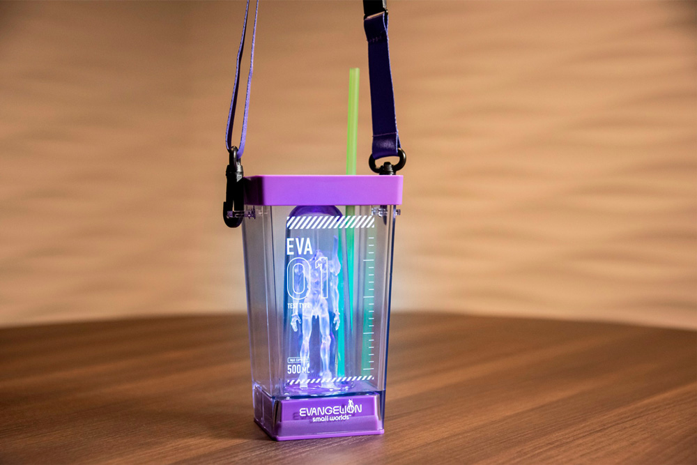 「エヴァンゲリオンドリンクホルダー(ドリンク券付き)」(2860円)／©カラー