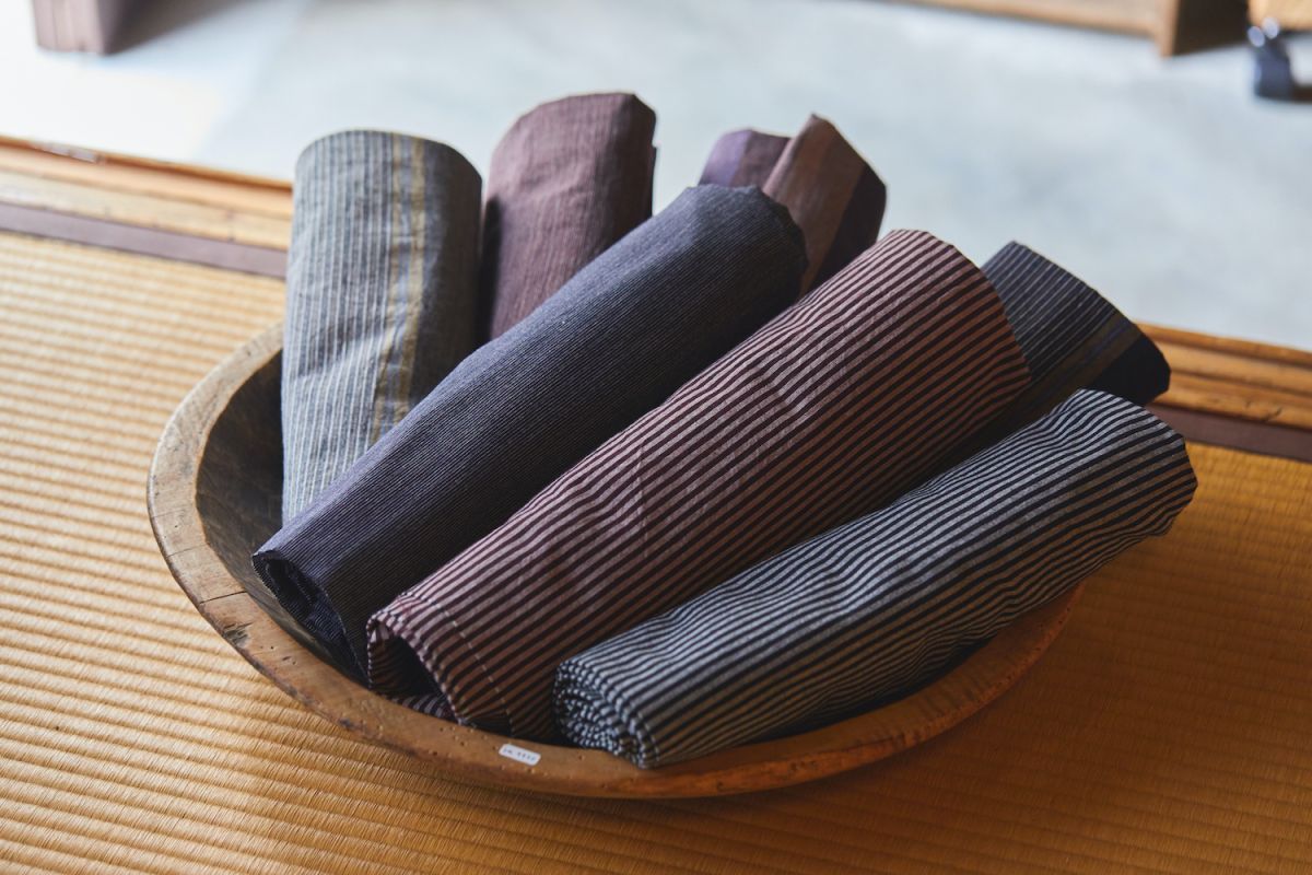 「雪国の土のもの/亀田縞」ハンカチ1650円〜