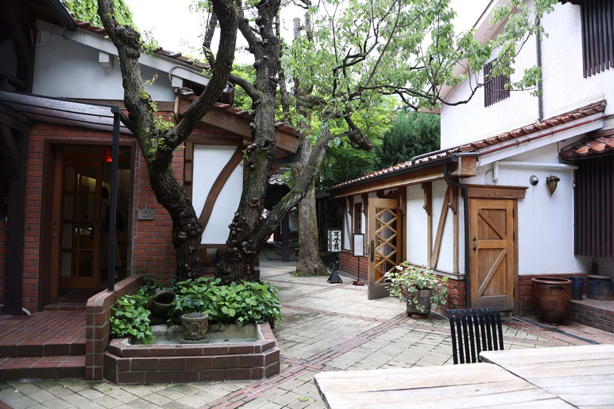 中庭には喫茶店「可否館（こーひーかん）」や世界の雑貨を集めた「カムパネラ」、宮沢賢治の資料館などがある