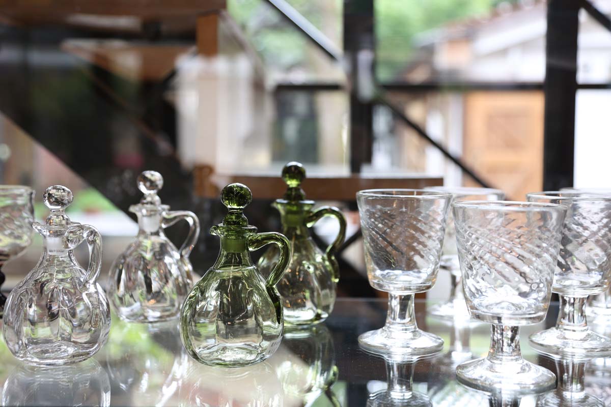 岩手生まれの作家・伊藤嘉輝氏による「星耕硝子」（左）オリーブオイル入れ4620円（右）短脚ワイングラス3850円 