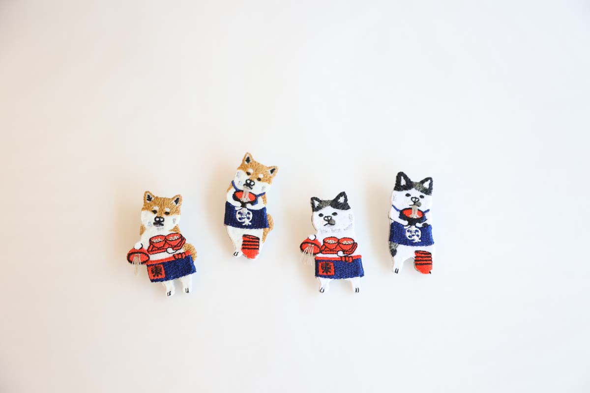 ワンコそばブローチ・ニャンコそばブローチ（給仕さん・お客さん）各2310円