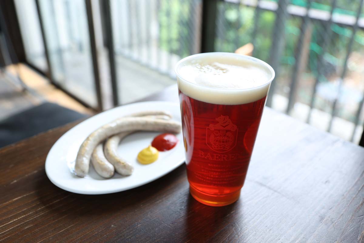 よ市開催中は外のサーバーで注文し、中で飲食することもできる。ソーセージ000円などフードと一緒に楽しもう