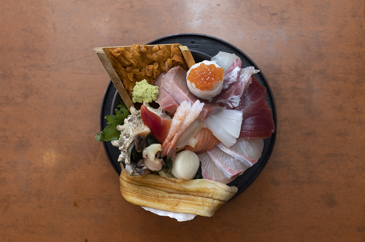 唐戸式市場のお魚海鮮丼メガMAX