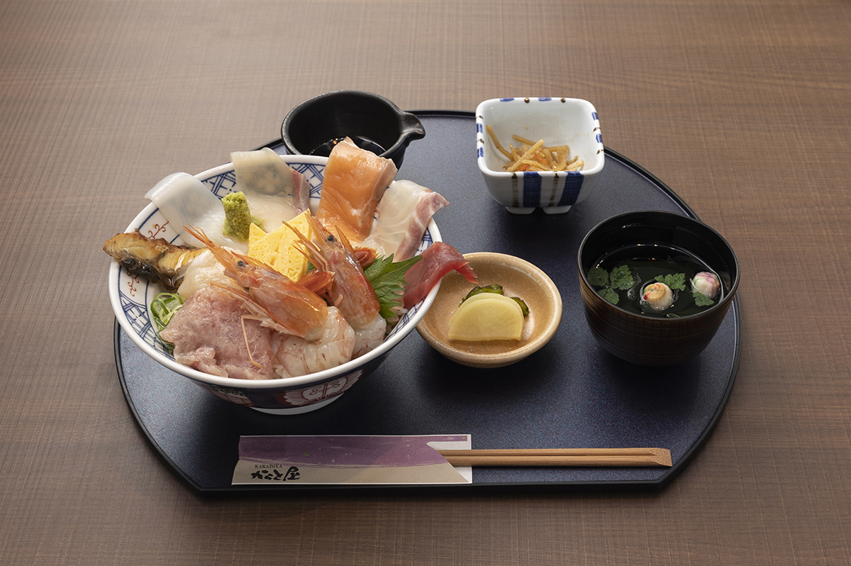 10種類のネタが盛られた漁師丼