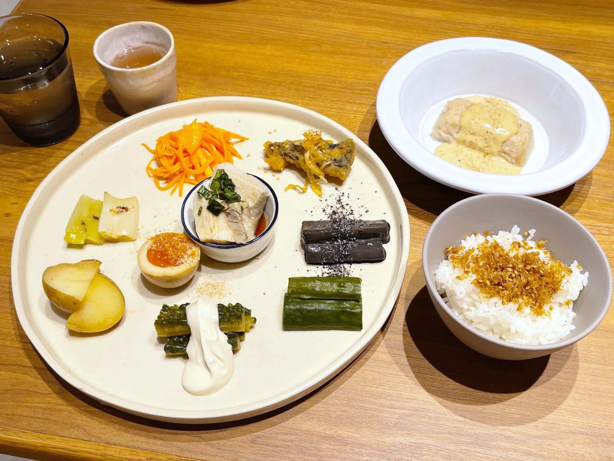 goma to プレート（玄米ごま茶、デリプレート、もちもち食感の揚げごま豆腐、マグロ節ふりかけご飯） 1800円