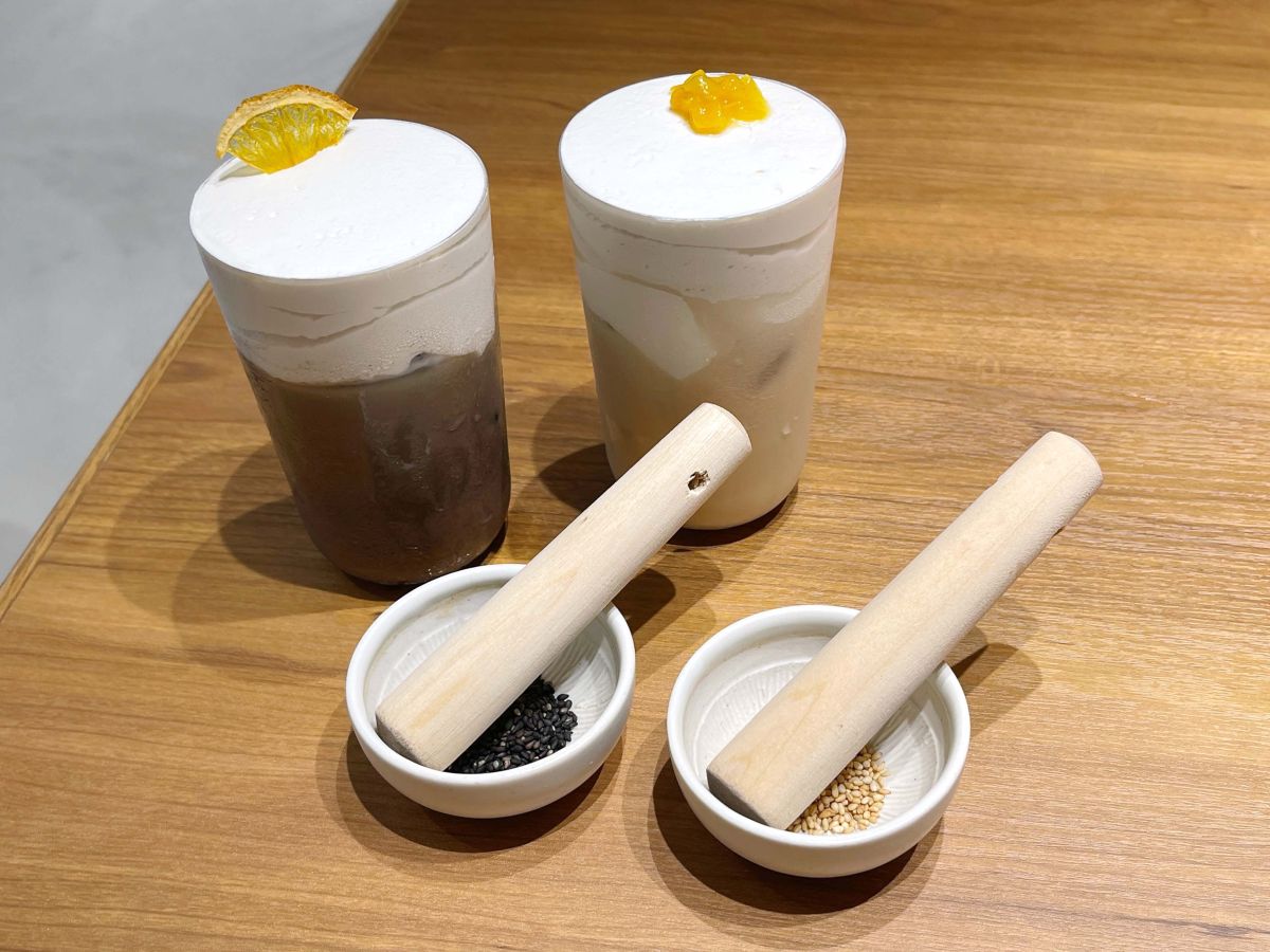 （左から）黒ごまチョコレートラテ（アイス） 、白ごまマンゴーラテ（アイス） 各620円