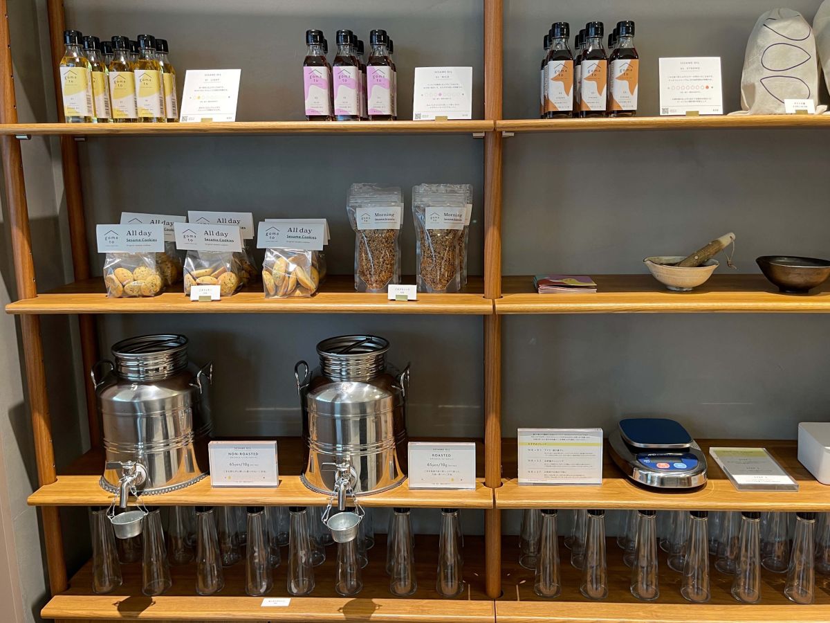 （左から）NON ROASTED、ROASTED 各10g 65円